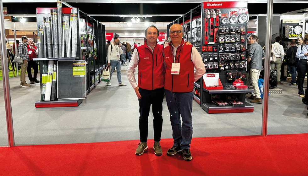 �lvaro Mu�oz de Baena (izq.) y Jes�s Ejarque ante el stand de Ehlis