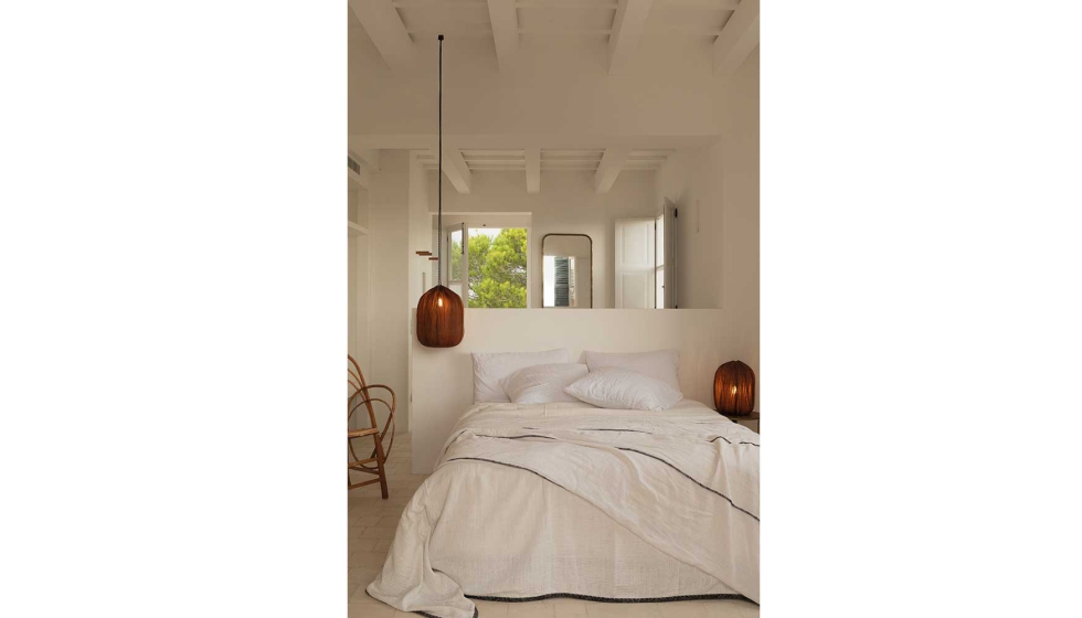 L�mparas con pantallas de fibras naturales potencian sombras y matices que enriquecen la percepci�n del espacio