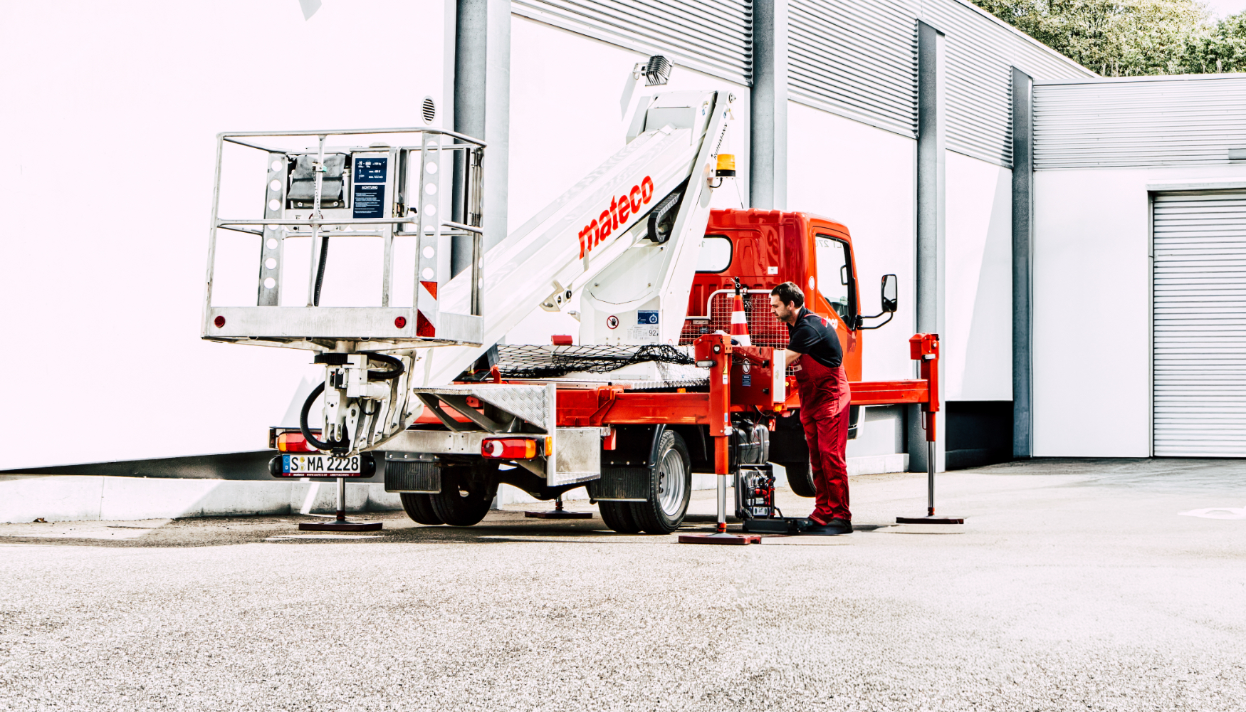 mateco cuenta con una amplia flota de plataformas sobre cami�n