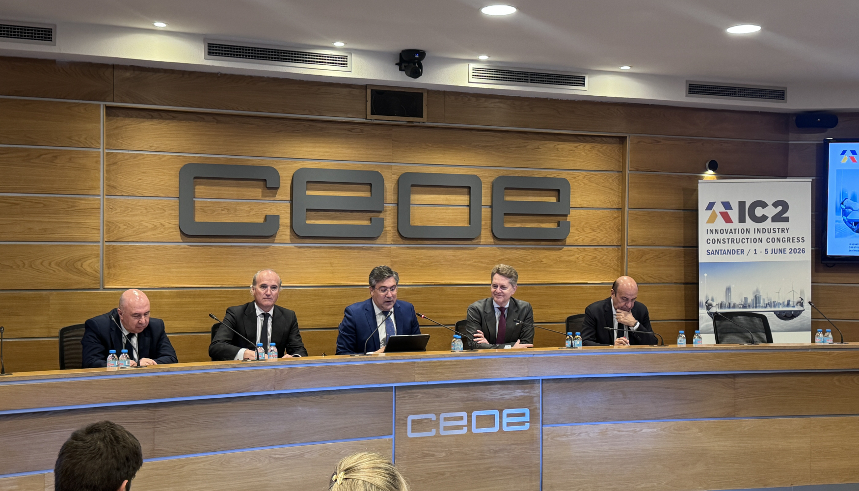 Participantes en la mesa redonda titulada 'Una mirada experta a la construcci�n del futuro'