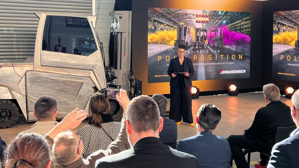 Nadine Despineux, miembro del Consejo de Administraci�n de Ventas de Jungheinrich, presentando al prototipo Falcon...