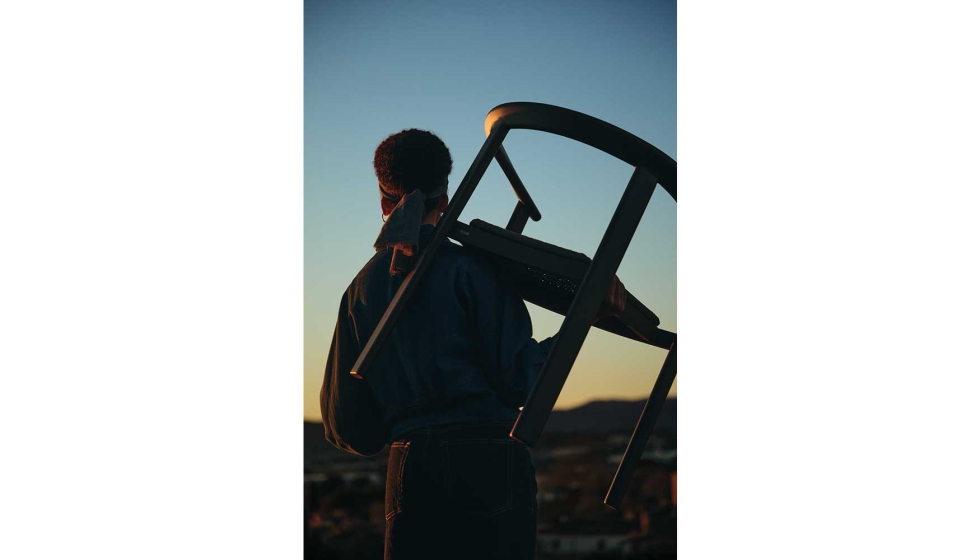 Uno de los elementos centrales de la colecci�n es la tradici�n de 'sacar la silla a la fresca'...