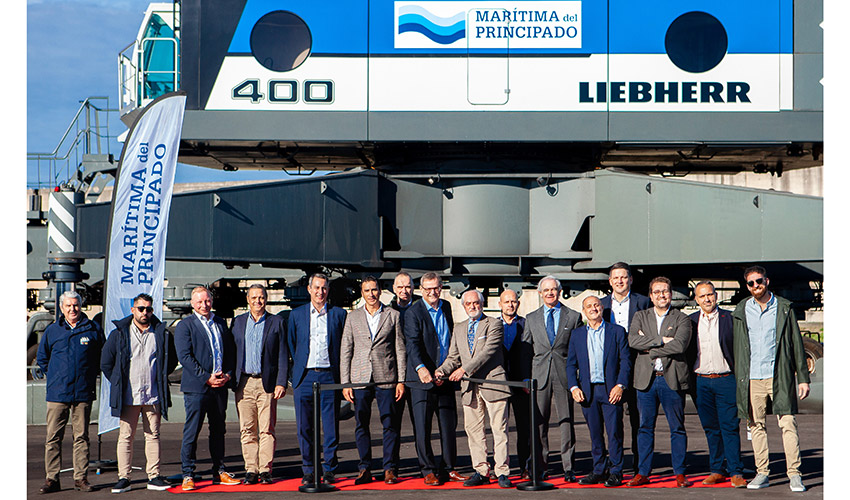 Entrega oficial de la gr�a m�vil portuaria Liebherr LHM 400 de Mar�tima del Principado...