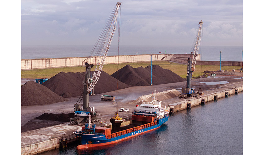 Espa�a culmina con �xito el primer reacondicionamiento integral de una gr�a m�vil portuaria: la Liebherr LHM 400 de Mar�tima del Principado...