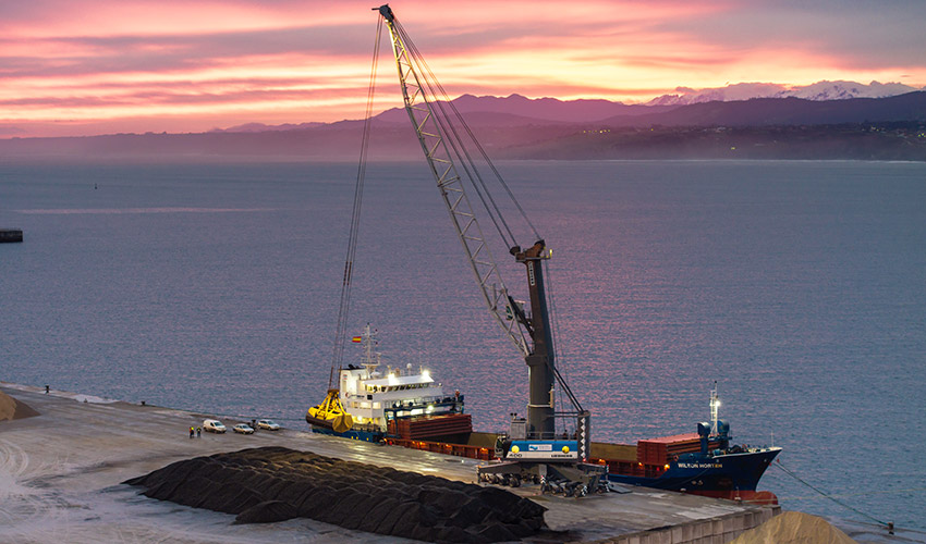 Mar�tima del Principado adquiere la gr�a reacondicionada Liebherr LHM 400...