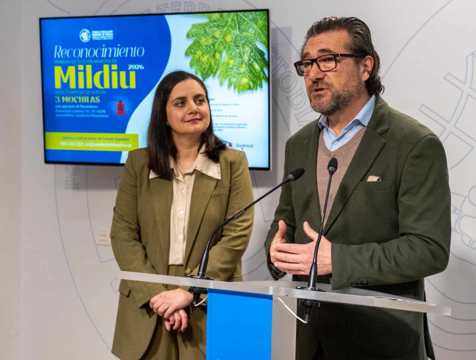 Antonio Izquierdo, secretario general del Consejo Regulador, acompa�ado de la diputada de Agricultura, Patricia Mill�n...
