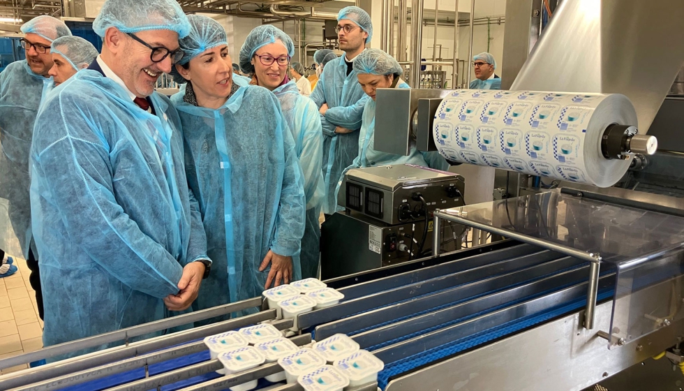 El conseller de Empresa y Trabajo de la Generalitat, Miquel S�mper, durante su visita a la renovada f�brica de La Fageda...