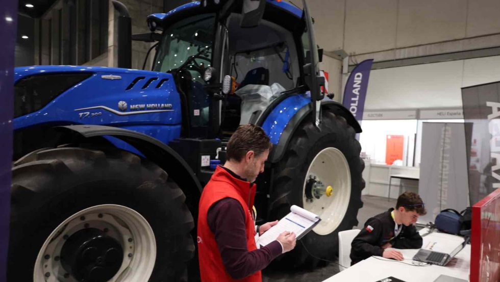 �ngel Arroyo, experto del �rea de Soporte de Producto y Formaci�n, junto a un estudiante