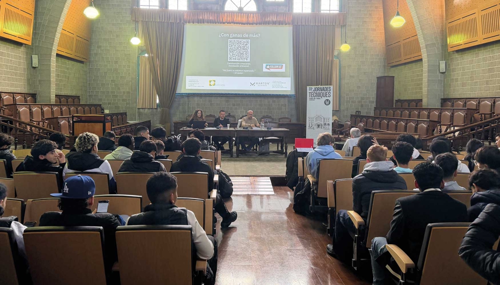 Los alumnos del curso de Auxiliar de Carpinter�a Met�lica y PVC del Programa de Formaci�n e Inserci�n de la Escola del Treball de Barcelona atienden...