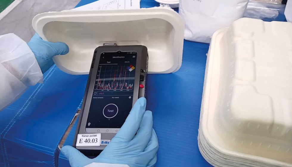 Bandejas de PACK-BENEFIT con marcadores siendo analizadas y emitiendo una se�al Raman