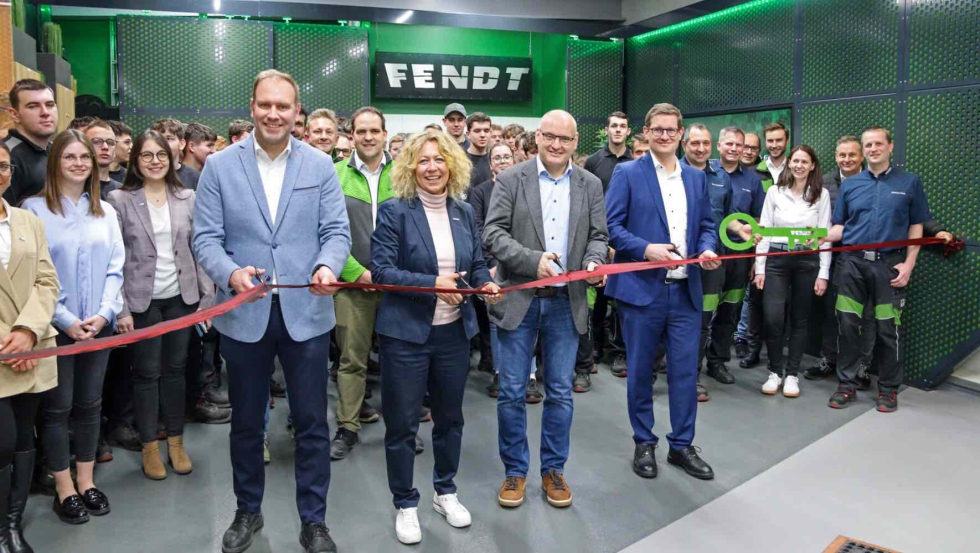 Jochen Gnann, director de la planta de Fendt en Asbach-B�umenheim; Ingrid Bu�j�ger-Martin...