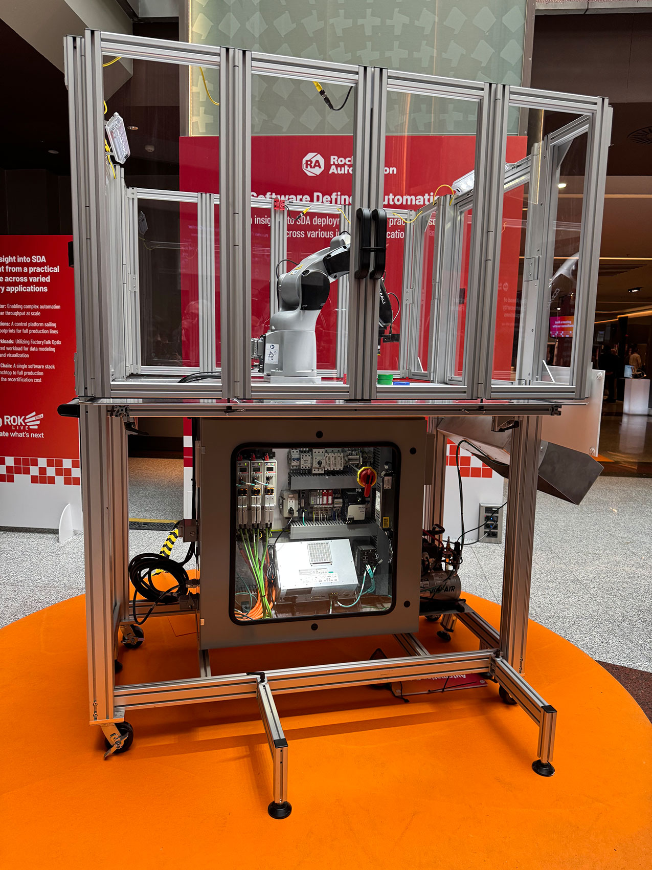 Rockwell Automation mantiene una estrategia activa de alianzas y acuerdos con diversos fabricantes de rob�tica l�deres para integrar el control de...