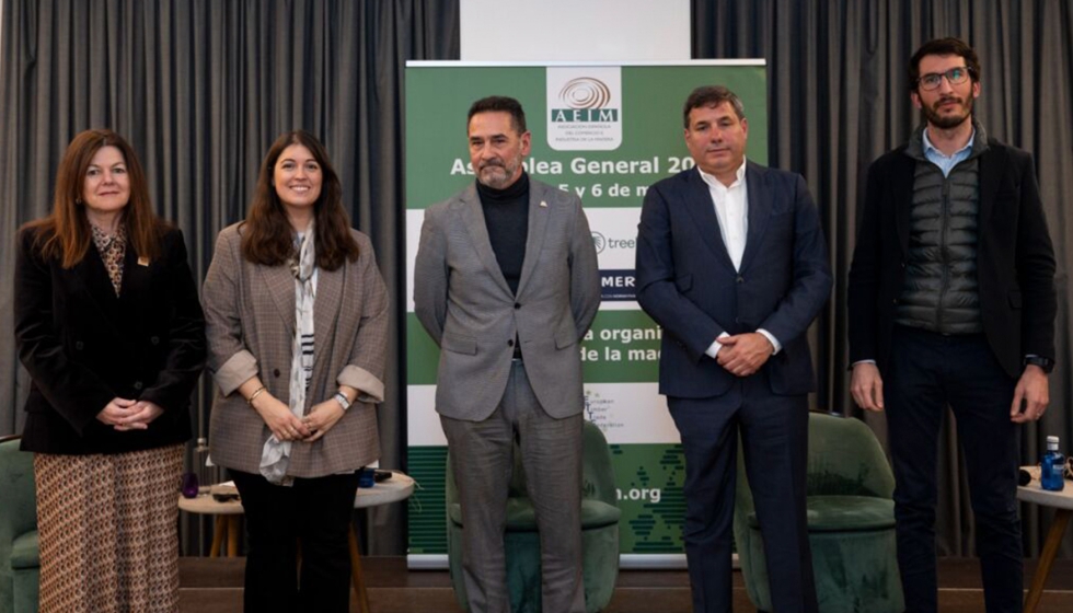 Ponentes de la charla coloquio con la moderadora y presidenta de Aeim. Foto: Aeim