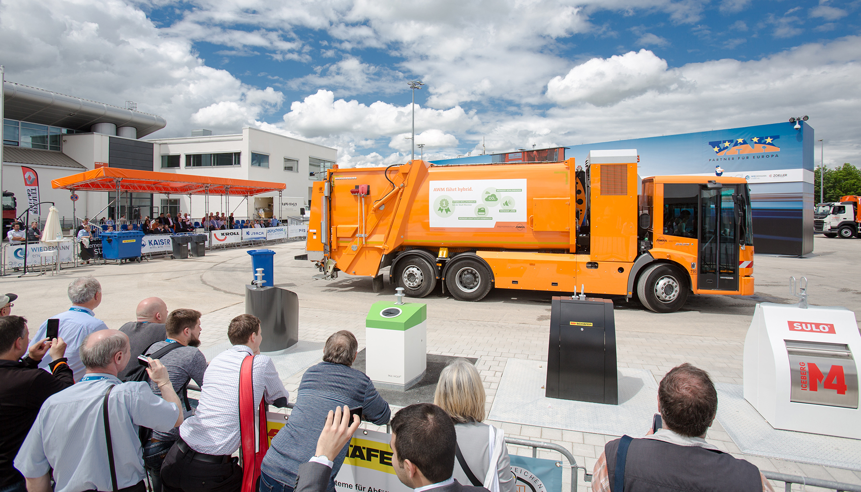 En el exterior de los pabellones se desarrolla el 'Truck in Action Show', que ofrece una experiencia en directo de la tecnolog�a automovil�stica...
