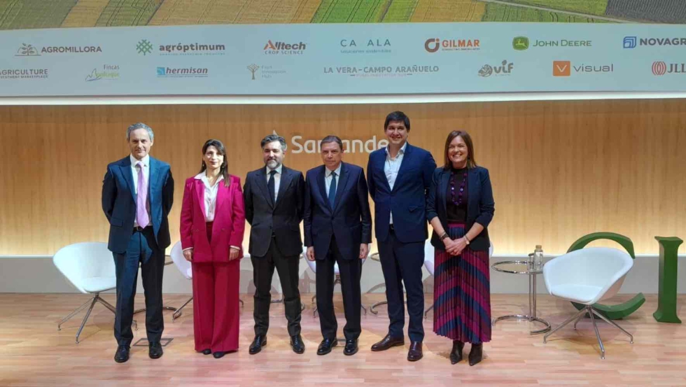Representantes del MAPA, incluido el ministro Luis Planos, junto a ejecutivos de Fincalista y Banco Santander