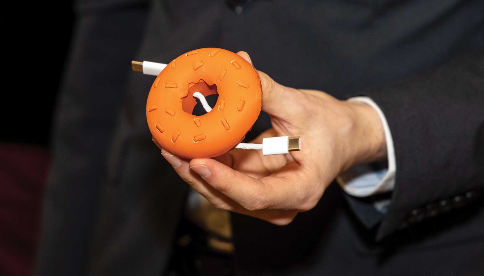 'Donut-ella', un carrete modular para cables USB premiado por su dise�o sostenible y producido con poliamida reciclada procedente de redes de pesca...