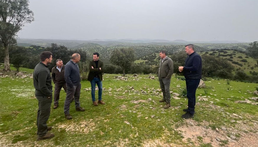 Visita de Javier Perales, diputado de Agricultura y Ganader�a de la Diputaci�n de Ja�n, a una explotaci�n extensiva