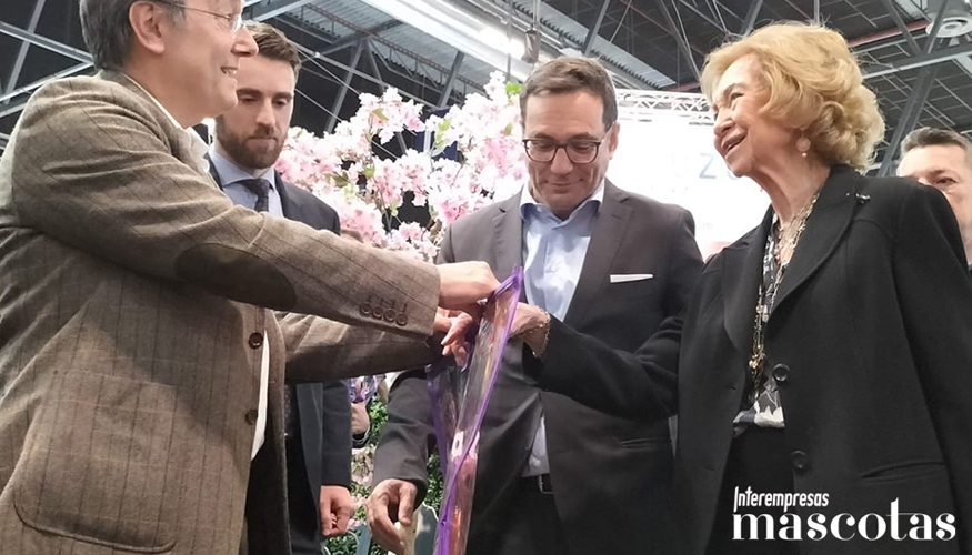 Su Majestad la Reina Sof�a visita el stand de Elanco durante el Congreso VetMadrid 2026, organizado por AMVAC...
