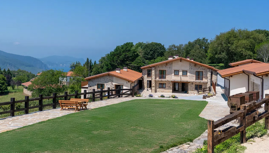 Para terrazas, porches y zonas exteriores se ha utilizado la placa Glasroc X, elegida por su alta resistencia a la humedad...