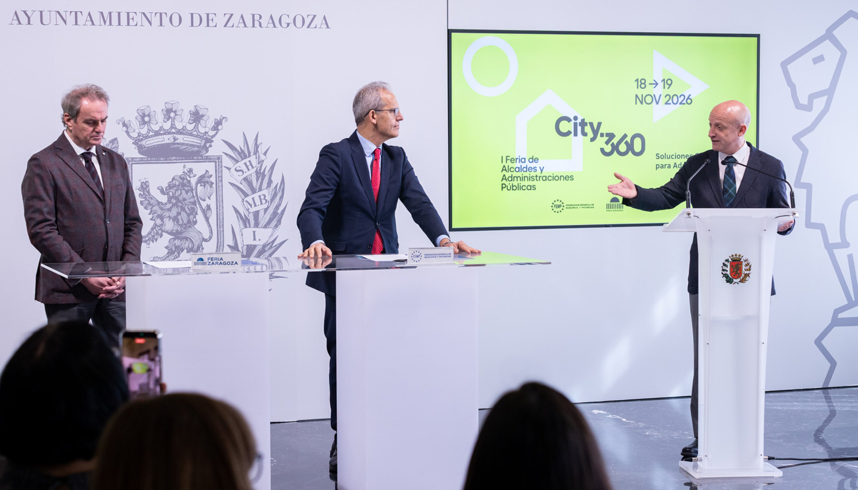 El acto cont� con la presencia del presidente de Feria de Zaragoza; Jorge Villarroya; el secretario general de la FEMP...