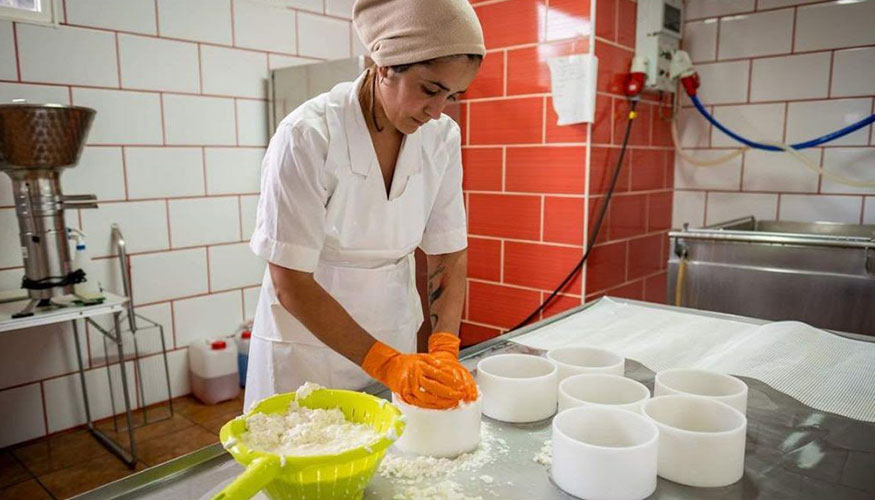 Brenda Rodr�guez, en su queser�a