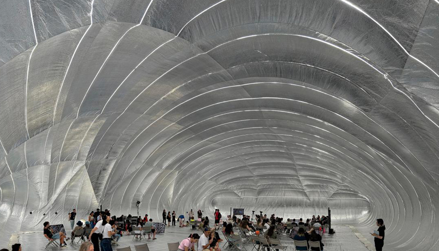 La relaci�n con el entorno es una de las caracter�sticas de la trayectoria del arquitecto chileno, como en Guatero (2023)...