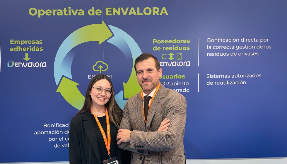 Joan Ros Beltr�n y Andrea Nica, responsable de comunicaci�n interna de Envalora