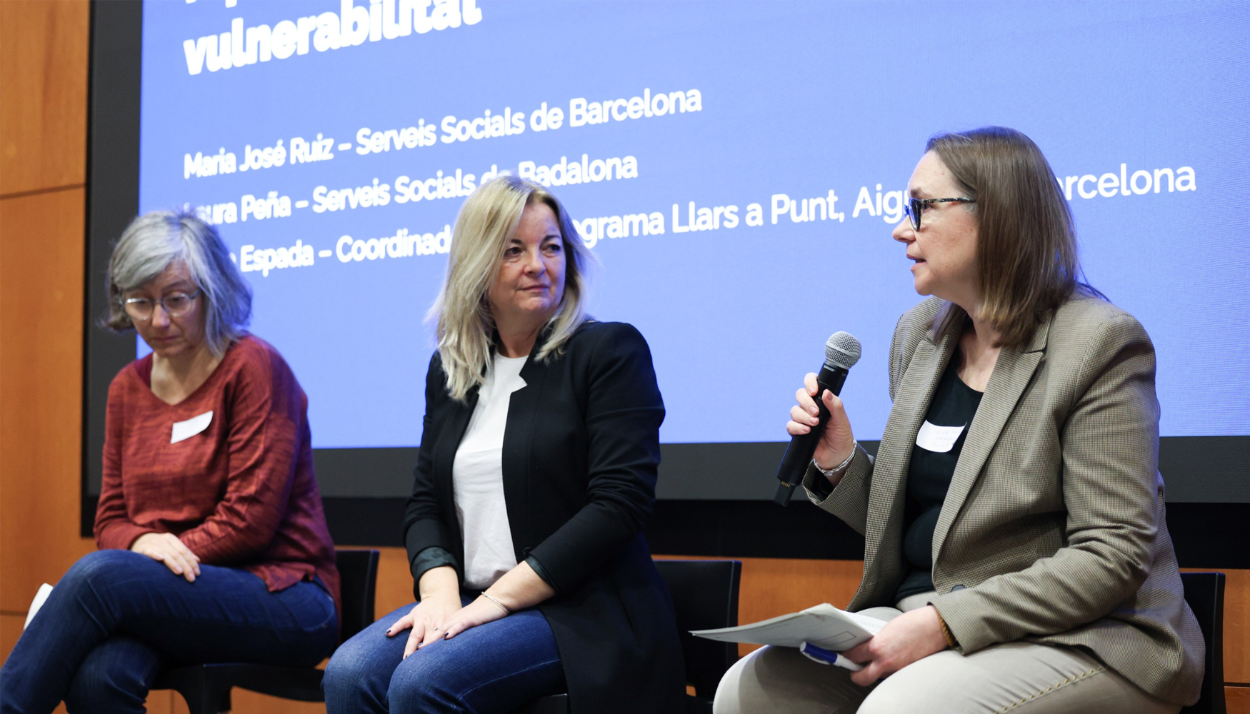 El encuentro busc� reforzar la coordinaci�n entre Aig�es de Barcelona y los Servicios Sociales municipales para abordar las situaciones de pobreza...