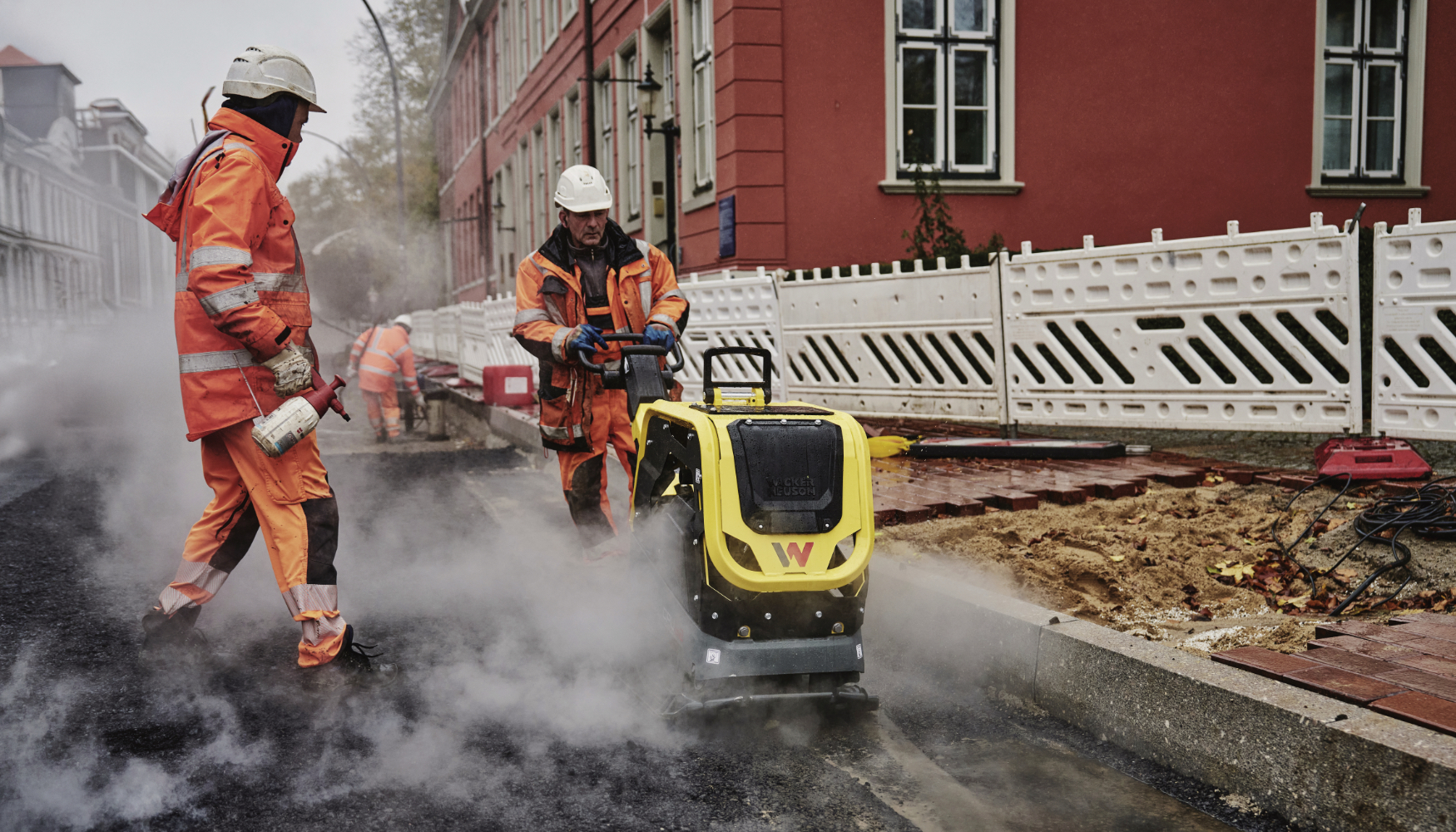 La bandeja vibratoria Wacker Neuson DPU62 es una de las novedades en el mercado y aqu� se puede ver realizando la compactaci�n del asfalto para una...