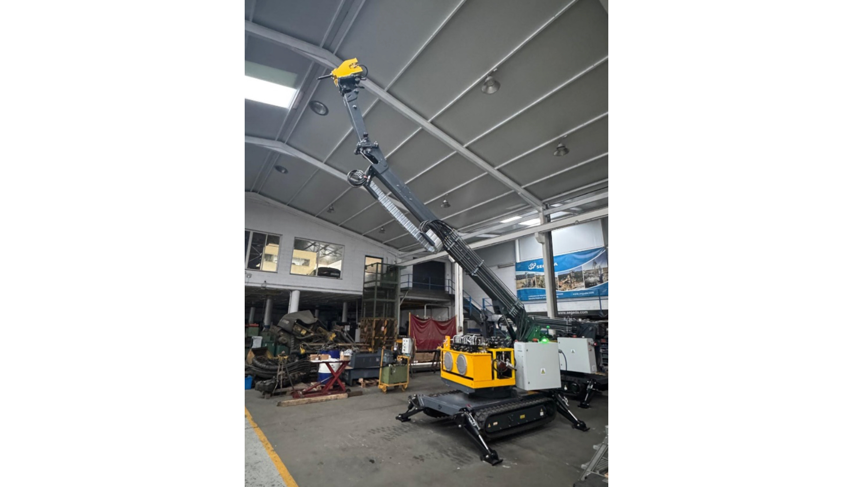 La m�quina de piqueras EPO24-HX desarrollada junto a XEAL consta de un tren oruga impulsado por un motor el�ctrico de 22 kW en un grupo hidr�ulico...