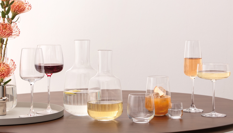 Copas de champ�n, vasos de aguardiente y decantadores son las piezas de cristaler�a que incorpora Afina