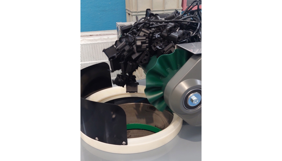 Las piezas reci�n moldeadas se introducen en el contenedor por lotes para su procesamiento