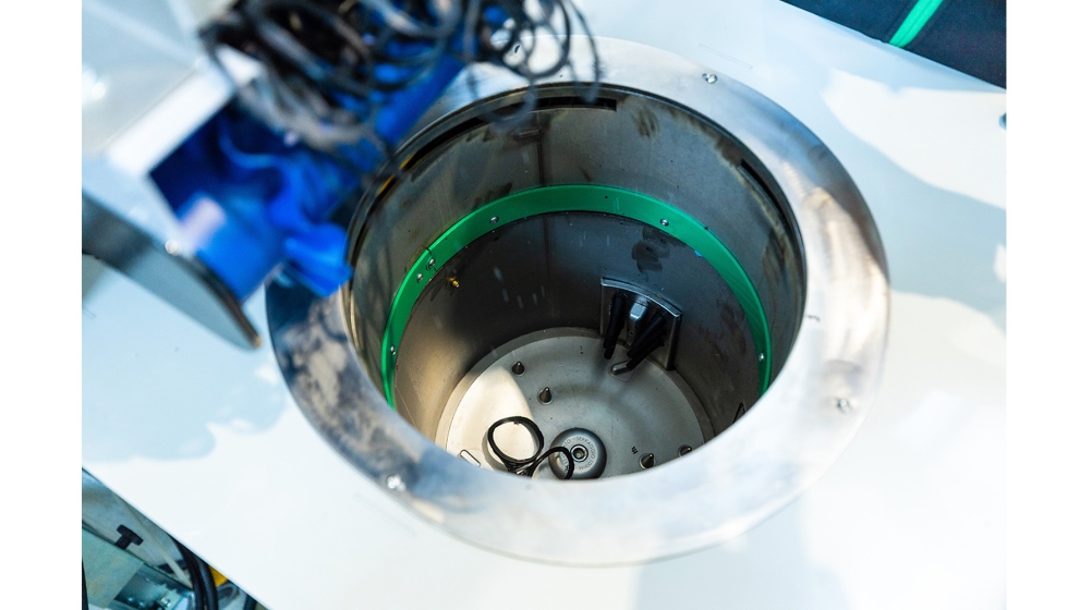 Las piezas reci�n moldeadas se introducen en el contenedor por lotes para su procesamiento