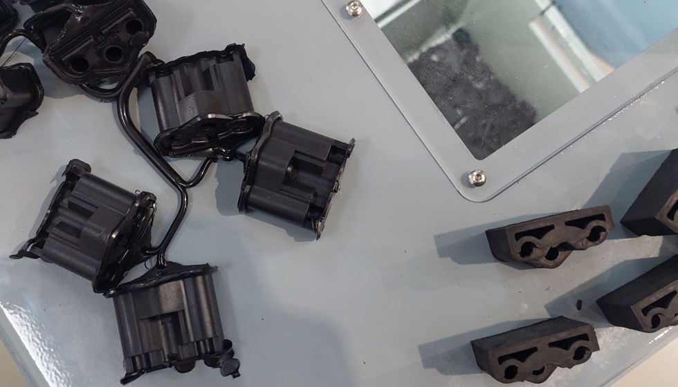 Antes y despu�s: pasacables antes (izquierda) y despu�s (derecha) del proceso de macroacabado