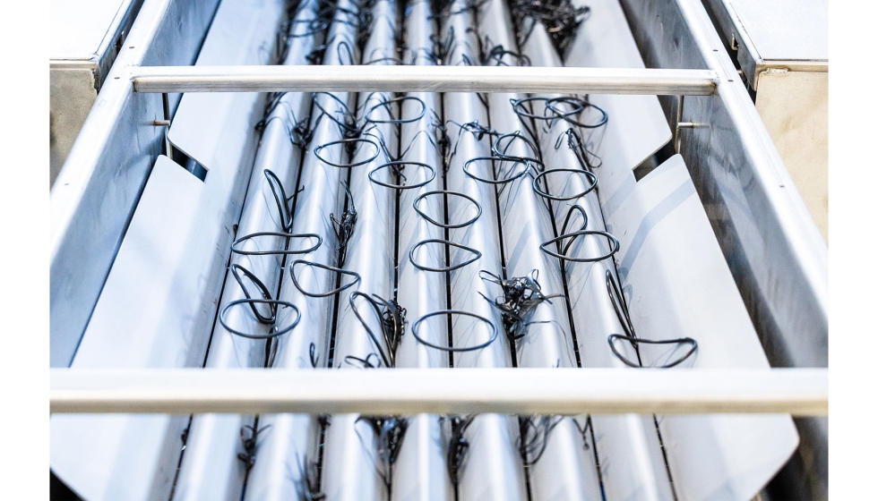 En la secci�n de separaci�n en tres etapas, las juntas t�ricas y otras piezas moldeadas se separan del material de canal y de las rebabas...