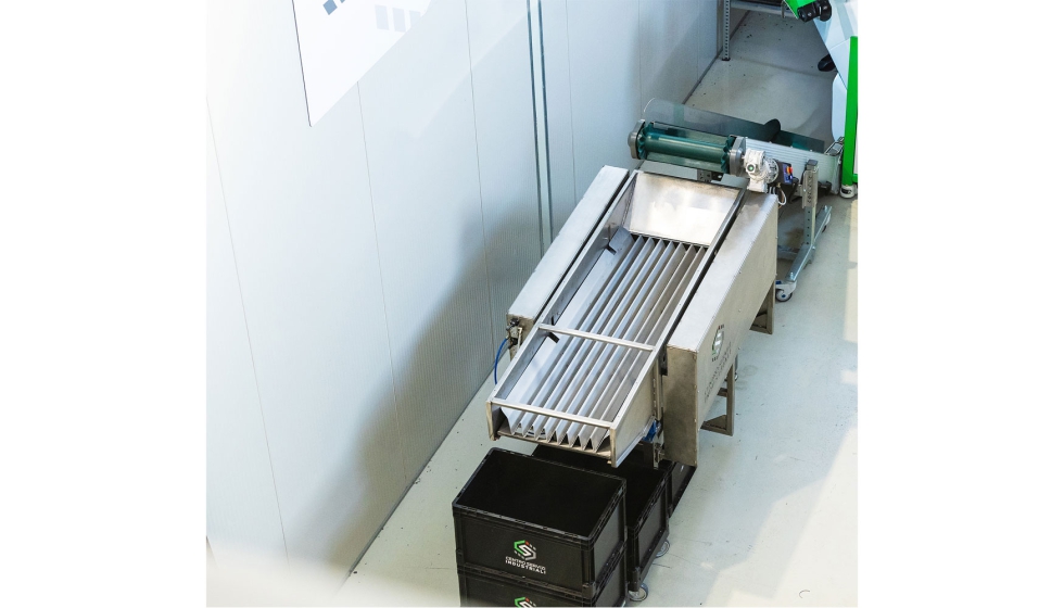 En la secci�n de separaci�n en tres etapas, las juntas t�ricas y otras piezas moldeadas se separan del material de canal y de las rebabas...