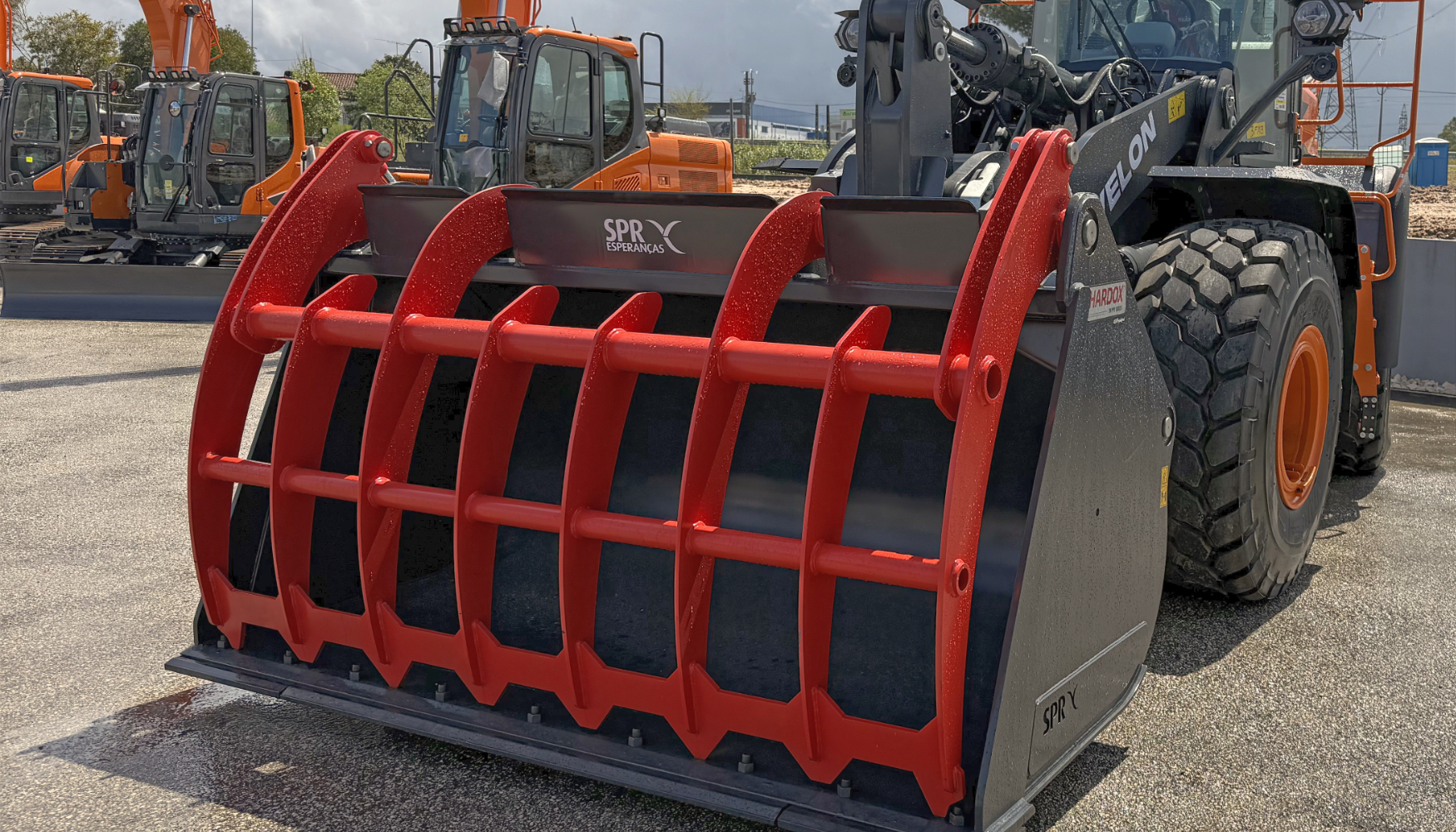 Cazo de alto volteo en versi�n con garra