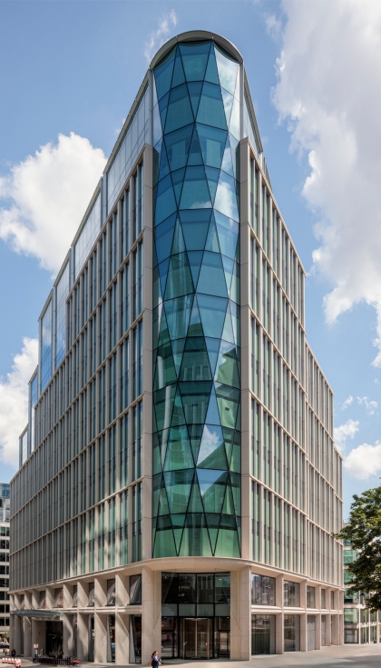 En el edifcio Stonecutter destaca la gran fachada de forma diamantada de la parte frontal del edificio...