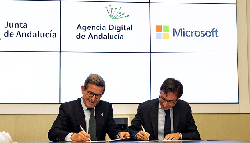 Paradela y Salcedo en el momento de la r�brica del convenio que permitir� avanzar en la transformaci�n digital de la Administraci�n andaluza...