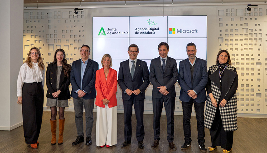 Foto de familia tras la firma del Protocolo General de Actuaci�n entre la Junta de Andaluc�a y Microsoft Ib�rica en Madrid...