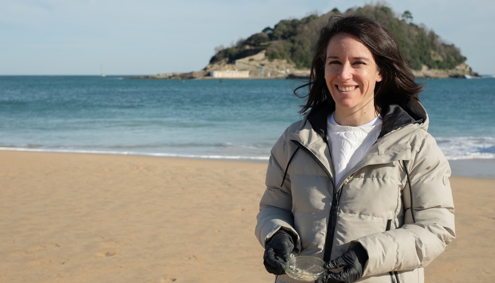La profesora e investigadora Amaia Mendoza en la playa Ondarreta de Donostia | Foto: Jorge Navarro. EHU