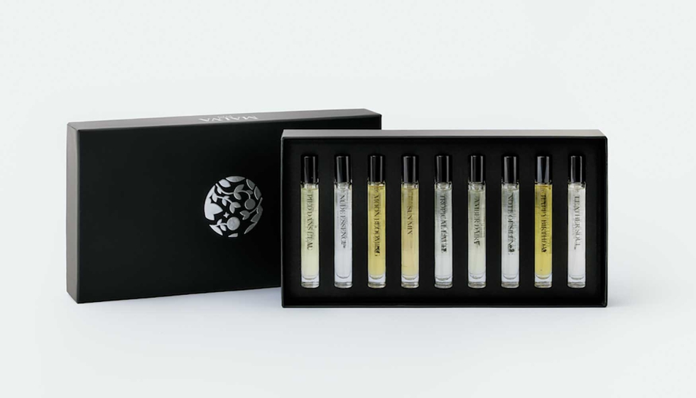 Detalle de los frascos de la colecci�n Malva 1979, con acabados en serigraf�a y tap�n negro brillante