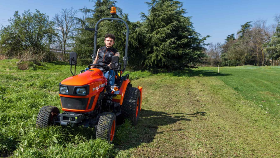 Transmisi�n mec�nica 9F/3R o hidrost�tica controlada por pedal y funci�n de control de crucero