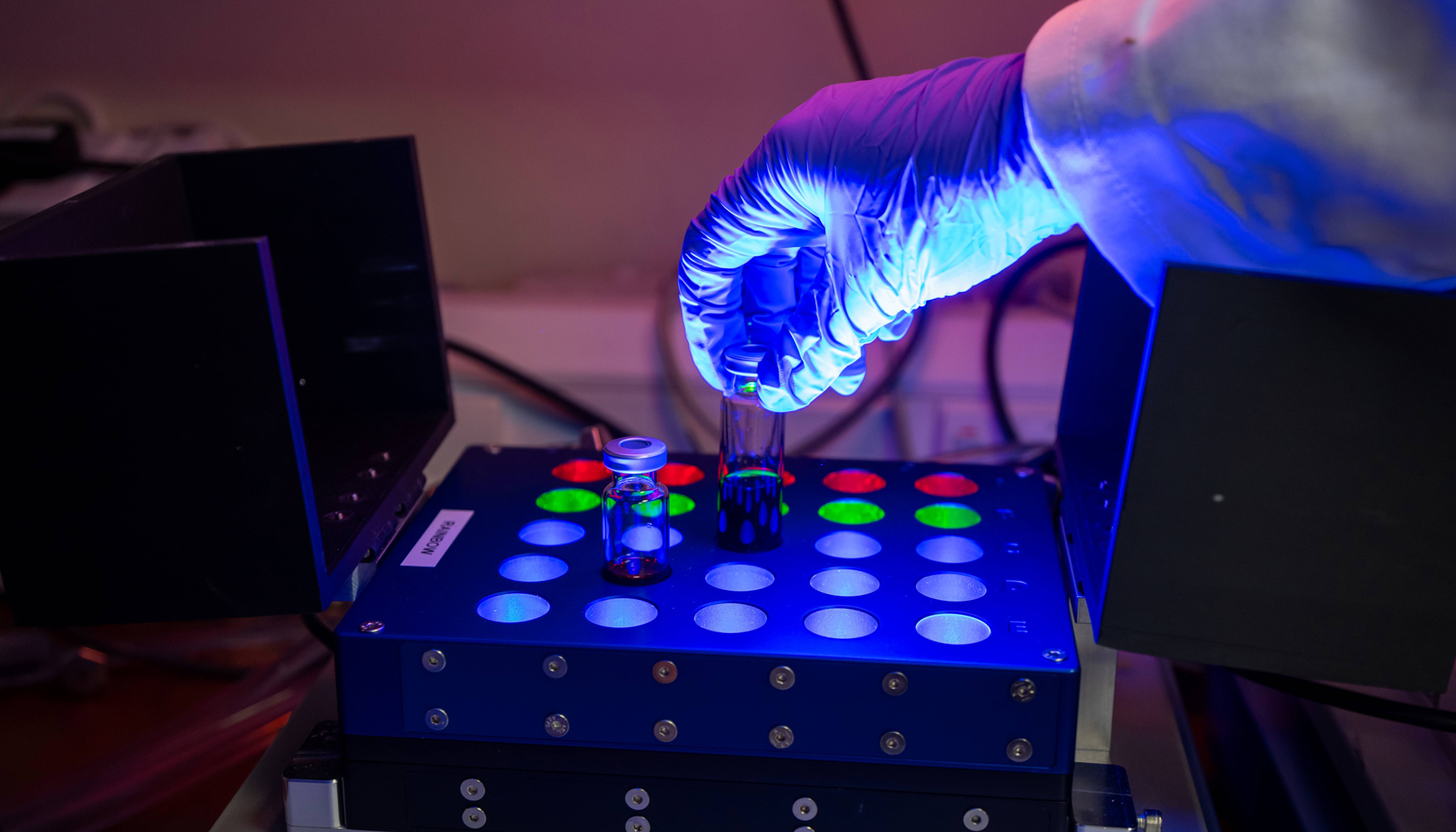 La nueva reacci�n qu�mica impulsada por luz permite modificar f�rmacos de forma m�s eficiente y sostenible