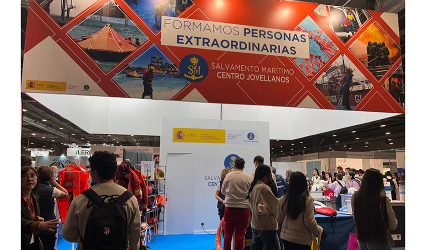 Estudiantes interactuando con equipos y materiales de emergencias mar�timas, aprendiendo de forma pr�ctica en el espacio del Centro Jovellanos...