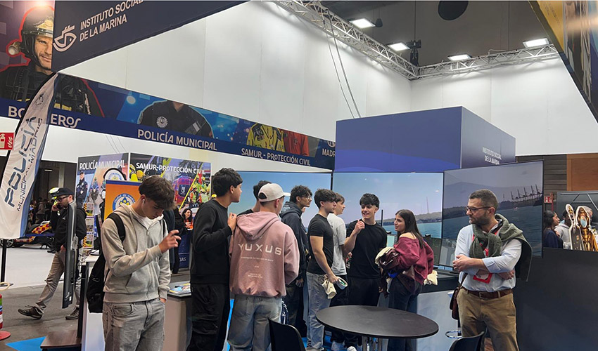 Representantes del Instituto Social de la Marina (ISM) explicando los programas de formaci�n y protecci�n social para profesionales del sector...