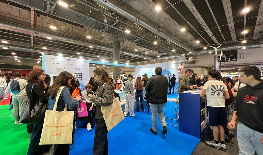 J�venes participando en el photocall y actividades interactivas de Educaci�n Azul, acerc�ndose de forma l�dica a las distintas profesiones mar�timas...