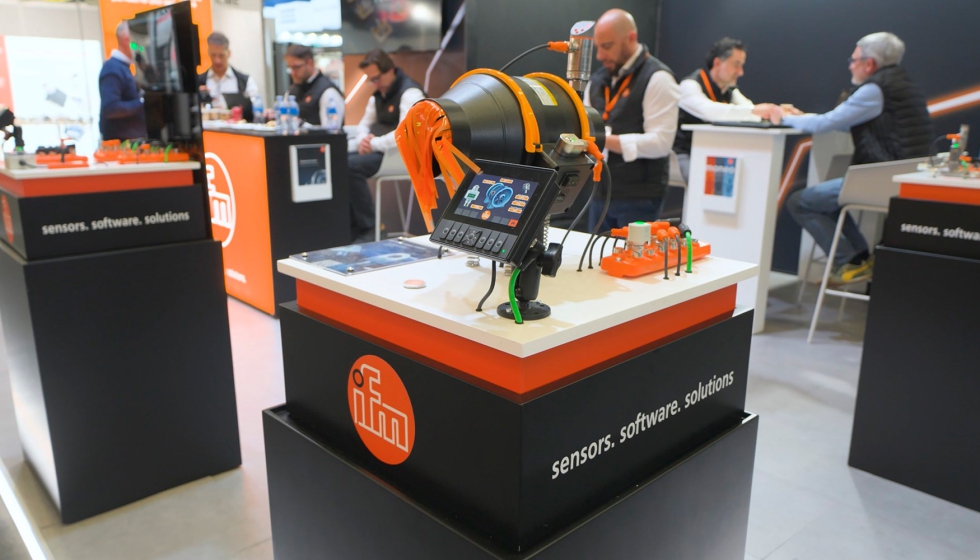 Panel para la monitorizaci�n de vibraciones, expuesto en BIEMH 2026, integrado por el sensor VVB3, un IO Link Master y el controlador CR1140...