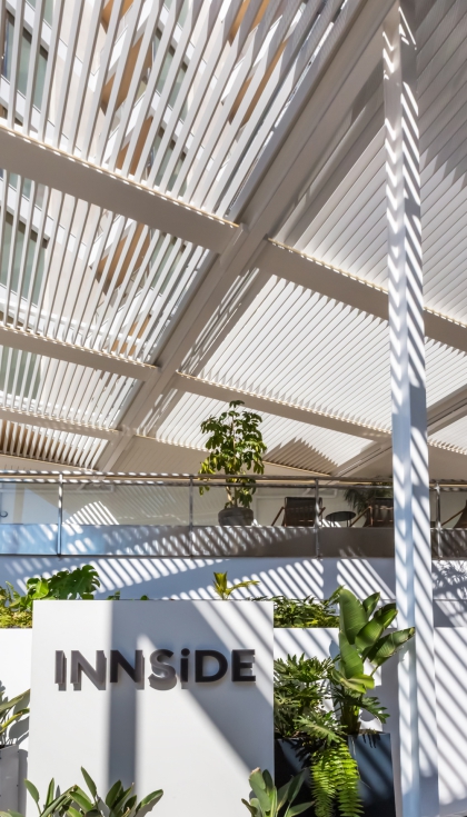 Las p�rgolas bioclim�ticas P-150 del Hotel Innside By Meli� Alicante se dise�aron tras un minucioso estudio t�cnico previo por parte de Saxun para su...