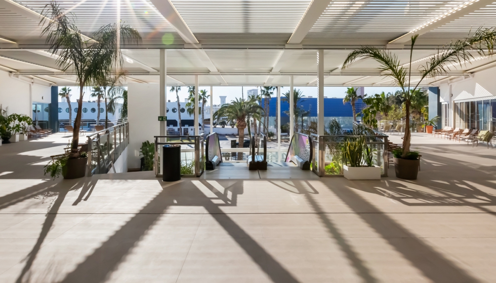 La reforma ha habilitado un nuevo hall de entrada que genera un nuevo espacio exterior vers�til y elegante que puede disfrutarse durante todo el a�o...